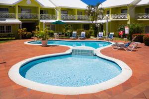 Piscina de la sau aproape de Bay Gardens Hotel