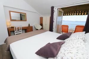 een slaapkamer met een bed en uitzicht op de oceaan bij Apartman Basioli1 in Zadar