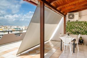 eine Terrasse mit einem Tisch und Stühlen auf dem Balkon in der Unterkunft Sunrise Apartment in Iraklio