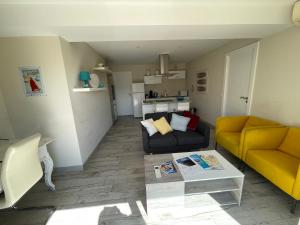 sala de estar con sofá y mesa en Appartement Les Moulins, en Saint-Tropez
