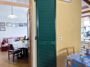 porta verde in sala da pranzo con tavolo di Casa Giuseppina - Seccheto a Seccheto