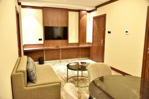 TV a/nebo společenská místnost v ubytování فندق رويال فيستا Royal Vista Hotel