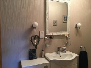 Ein Badezimmer in der Unterkunft The Guest suite at Daviot ,Inverness