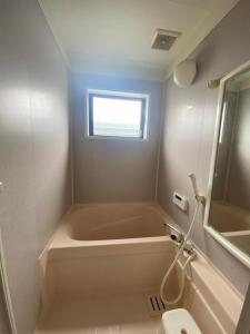 a bathroom with a tub and a toilet and a window at 澄の宿 京都伏见稻荷別邸 京阪电车伏见稻荷站徒步1分钟 jr电车稻荷站徒步4分钟 in Kyoto +37 photos