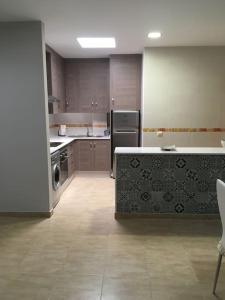 uma grande cozinha com fogão e máquina de lavar louça em Apartamento nuevo en pleno centro. em Carboneras