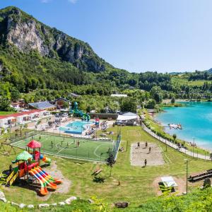 un parque de atracciones con parque infantil y tobogán acuático en Family Wellness Camping al Sole, en Molina di Ledro
