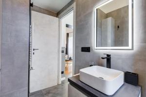 A bathroom at Classy Apt in the richest Rome Még 37 kép