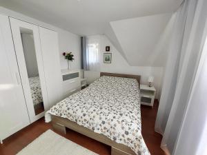 Habitación blanca con cama y ventana en Roki Bled, en Bled