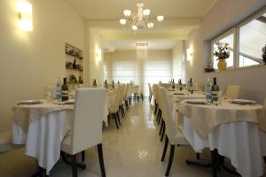 A restaurant or other place to eat at B&B Airone Cervia - Camere e Appartamenti