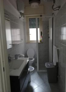 uma casa de banho com um lavatório e um WC em Casa Dimora Cavallo em Torre Santa Sabina