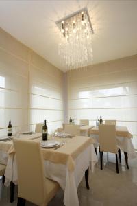 A restaurant or other place to eat at B&B Airone Cervia - Camere e Appartamenti