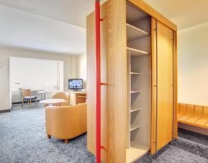 TV a/nebo společenská místnost v ubytování ABACUS Tierpark Hotel
