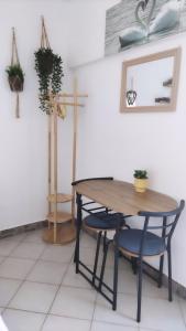 可樂迪萊茲的住宿－DIMORA MELISSA，餐桌,两把椅子和十字架
