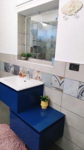 可樂迪萊茲的住宿－DIMORA MELISSA，浴室设有蓝色水槽和镜子