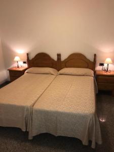 ロス・クリスティアーノスにあるAkeのベッドルーム1室(ベッド2台、ランプ2つ、テーブル2台付)
