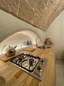 A kitchen or kitchenette at La Piccola Sanremo - ROOM & COFFEE -