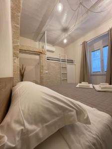 A bed or beds in a room at La Piccola Sanremo - ROOM & COFFEE -