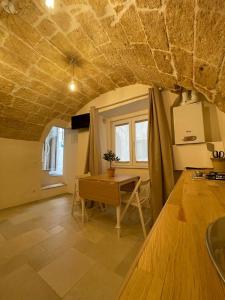 A kitchen or kitchenette at La Piccola Sanremo - ROOM & COFFEE -