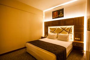 Postel nebo postele na pokoji v ubytování Rumi Hotel
