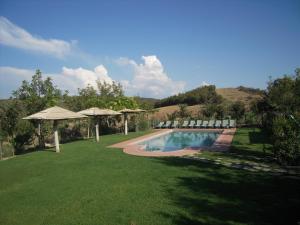Bazén v ubytování AGRITURISMO PODERUCCIO nebo v jeho okolí + 16 fotografií