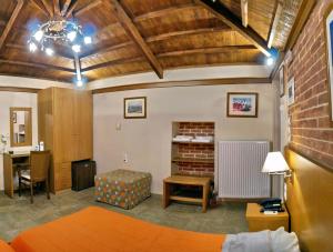 een kamer met een bed, een bureau en een tafel bij TARLAS ROOMS in Mytilini