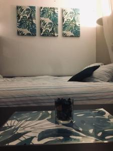 - une chambre avec un lit orné de 3 peintures murales dans l'établissement Cozy'Cocoon, à Brest