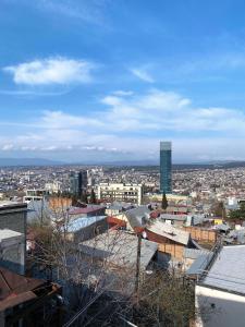 Cảnh Tbilisi hoặc tầm nhìn thành phố từ căn hộ