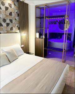 1 dormitorio con 1 cama grande con luz morada en AlbaDea Suites&Jacuzzi, en Roma