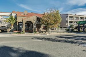 eine leere Straße vor einem Gebäude in der Unterkunft La Quinta by Wyndham San Francisco Airport West in Millbrae