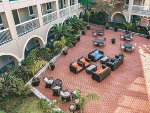 an overhead view of a courtyard with tables and chairs at La Quinta by Wyndham San Francisco Airport West in Millbrae