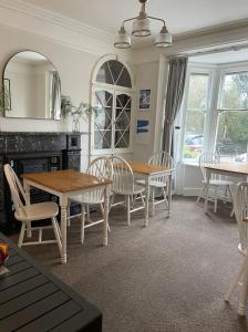 - une salle à manger avec une table et des chaises dans l'établissement The Dozy Deer, à Windermere