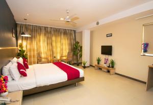 um quarto de hotel com uma cama e uma televisão em Octave Koregaon Park em Pune