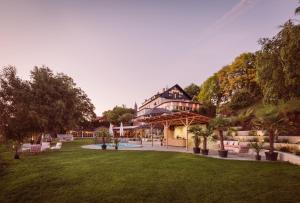 uma casa grande com um relvado em frente em Fernblick em Sankt Corona am Wechsel