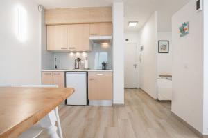 - une cuisine avec une table en bois dans une chambre dans l'établissement Spondylus Apartment, à Empuriabrava