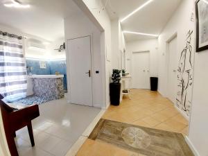 Cette grande chambre dispose d'un couloir avec une porte. dans l'établissement Don Mario Aparthotel & Rooms, à Marina di Camerota