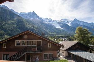 ein Haus mit Bergblick in der Unterkunft Résidence Clos des Etoiles in Chamonix-Mont-Blanc