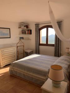 a bedroom with a bed and a window at Costa Smeralda appartamento Pevero Golf in Arzachena