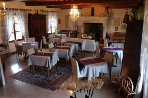 an overhead view of a dining room with tables and chairs at Hotel Le Manasses in Curtil-Vergy