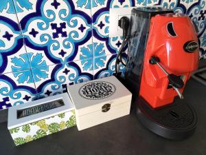 a red blender next to a box and a wall at InCentro Palermo in Palermo