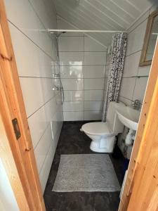 uma casa de banho com um WC e um lavatório em Rovor och Rum Lägenhet Rännet em Skärhamn