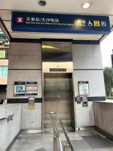 un accès à un bâtiment avec une porte métallique dans l'établissement SAAN INN, à Hong Kong