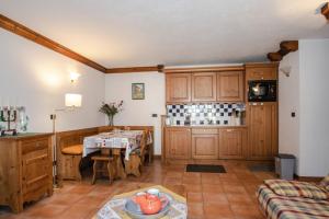 uma cozinha e sala de jantar com uma mesa num quarto em Résidence Alpes 2 em Chamonix-Mont-Blanc
