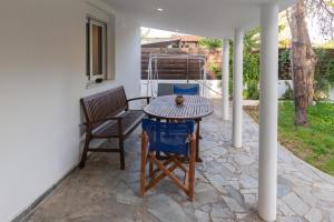 stół i krzesła na patio w obiekcie Katerlove Beach House w mieście Faliraki