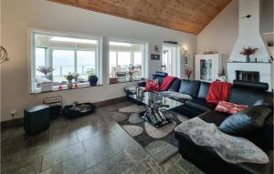 - un salon avec un canapé et une table dans l'établissement Pet Friendly Home In Uddevalla With Sauna, à Uddevalla