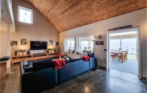 - un salon avec un canapé bleu et une table dans l'établissement Pet Friendly Home In Uddevalla With Sauna, à Uddevalla