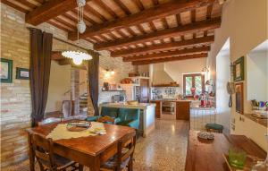 una cucina e una sala da pranzo con tavolo in legno di Villa Chibo a Corridonia