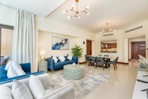 Fotografie z fotogalerie ubytování Palm Oasis Retreat in Palm 2BR Teal & Gray Elegance Palm Jumeriah- Private Beach & Fairmont Access v Dubaji