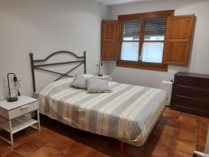 1 dormitorio con cama, mesa y ventana en Apartamento rural Muga, en Sant Llorenç de la Muga
