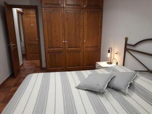 1 dormitorio con 1 cama grande y 2 almohadas en Apartamento rural Muga, en Sant Llorenç de la Muga