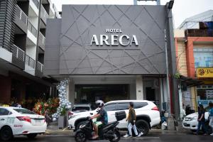 une personne voyageant en scooter devant un hôtel dans l'établissement Hotel Areca, à Legazpi